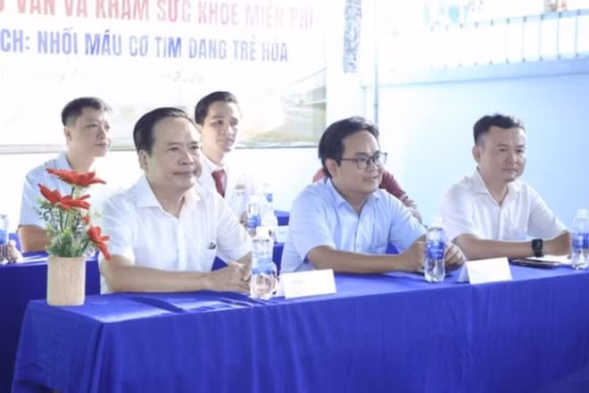 Lãnh đạo Đảng ủy, Ủy ban nhân dân phường Bạc Liêu và Bệnh viện đa khoa Thanh Vũ Medic Bạc Liêu tại buổi lễ ra mắt Chương trình tư vấn sức khỏe cộng đồng.