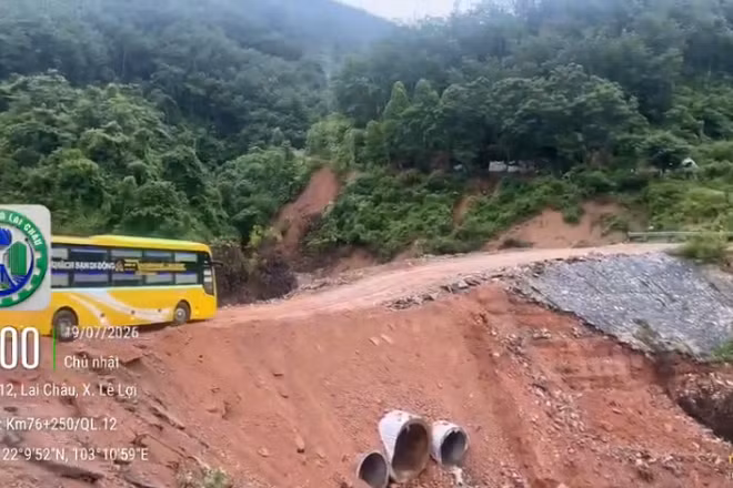 Ô-tô đã có thể di chuyển qua đoạn Quốc lộ bị nước lũ cuốn trôi hôm 16/7. (Ảnh: cắt từ clip)