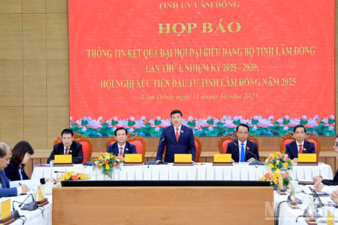 Lãnh đạo tỉnh Lâm Đồng chủ trì họp báo.