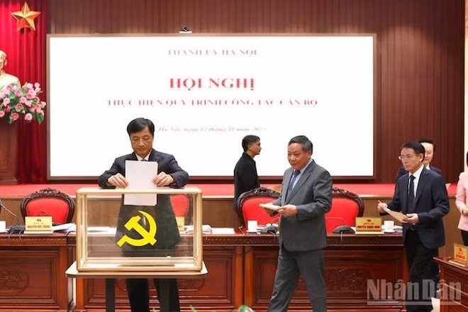 Các đại biểu thực hiện quy trình công tác cán bộ.
