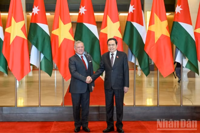 Chủ tịch Quốc hội Trần Thanh Mẫn và Quốc vương Jordan Abdullah II Ibn Al Hussein. (Ảnh: DUY LINH)