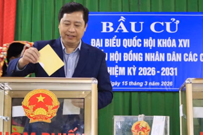 Đồng chí Dương Quốc Huy, Ủy viên Trung ương Đảng, Bí thư Tỉnh ủy tham gia bỏ phiếu. (Ảnh: THANH SƠN)