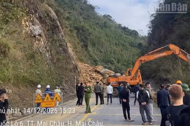Hiện trường vụ sạt lở trên Quốc lộ 6 thuộc địa bàn tỉnh Phú Thọ.
