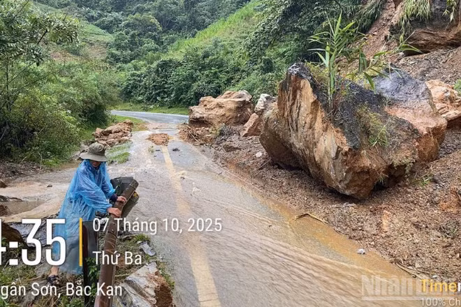 Cơn bão số 11 khiến ta-luy dương sạt lở nghiêm trọng xuống tuyến đường Quốc lộ nối tỉnh Bắc Kạn với tỉnh Cao Bằng.