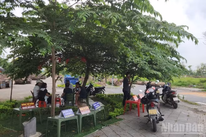 Bàn tư vấn cùng nhiều cò nhà đất xuất hiện tại khu đất dự án tái định cư xã Thư Lâm (Hà Nội).