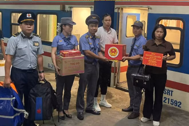 Hài cốt và người thân gia đình liệt sĩ Nguyễn Văn Yên cùng tổ tàu SE4 tại ga Hà Nội. (Ảnh: Đường sắt Việt Nam)