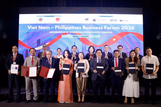 Vietnam Airlines trao đổi biên bản ghi nhớ hợp tác với các đối tác hàng không, du lịch và thương mại Philippines dưới sự chứng kiến của Đại tướng Phan Văn Giang, Phó Thủ tướng Chính phủ, Bộ trưởng Quốc phòng.