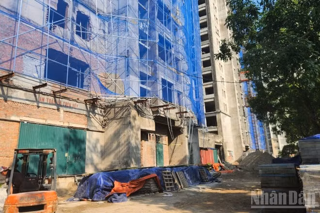Khu nhà ở tái định cư Tứ Hiệp, Thanh Trì, Hà Nội sau nhiều năm không được đưa vào sử dụng đang được thành phố Hà Nội gấp rút sửa chữa, tân trang để trở thành nhà ở xã hội cho thuê vào cuối tháng 6/2026.