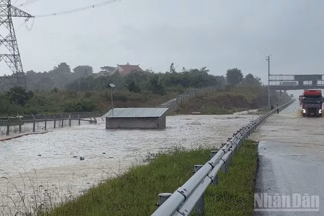 Cao tốc Phan Thiết-Dầu Giây , tại Km 25+369 : Vào khoảng 8h00 ngày 4/12 thuộc xã Tân Lập, tỉnh Lâm Đồng (đoạn đường do Văn phòng Quản lý đường bộ 4.2 quản lý) : do tình hình mưa lớn kéo dài, khiến nước dâng cao hướng Phan Thiết đi Dầu Giây và ngược lại, nước tràn ngập khoảng 20m, sâu 50 cm, chiếm hết 2 làn đường xe chạy.