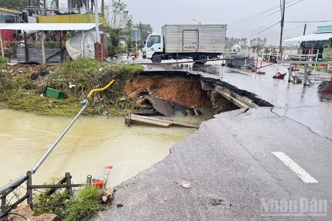 Sau nhiều ngày mưa lũ lớn, vị trí cống bản Km1253+100 trên Quốc lộ 1 bị nước cuốn trôi và phá hủy mặt đường.