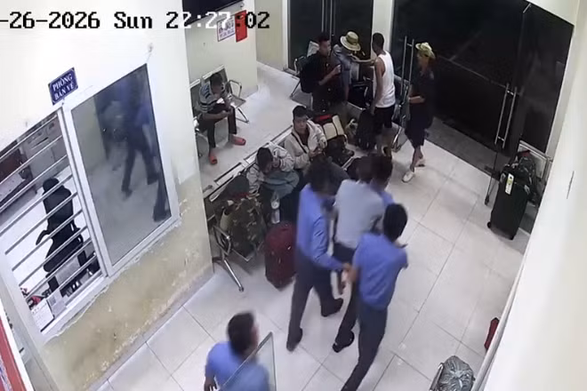 Khách suy giảm sức khỏe được nhân viên tổ tàu SE2 kịp thời đưa đi cấp cứu. (Ảnh cắt từ video)