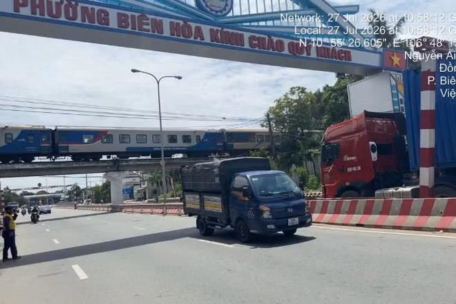 Xe tải tông khung bảo vệ cầu đường sắt Hóa An. (Ảnh: VNR)