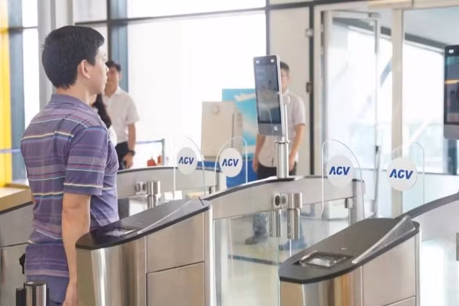 Hành khách làm thủ tục sinh trắc học tại cửa kiểm soát an ninh hàng không.