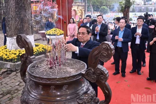 Thủ tướng Chính phủ Phạm Minh Chính dâng hương tỏ lòng thành kính các bậc tiên đế, tiên hiền có công với đất nước. (Ảnh: Trần Hải)