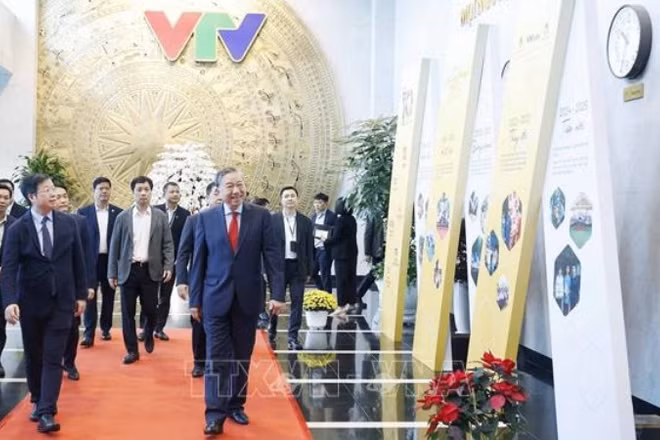 Tổng Bí thư Tô Lâm tới thăm, chúc Tết cán bộ, phóng viên, biên tập viên, kỹ thuật viên và người lao động Đài Truyền hình Việt Nam. (Ảnh: Thống Nhất/TTXVN)