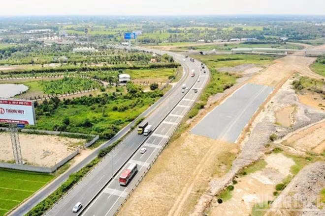 Đẩy nhanh tiến độ các dự án đầu tư xây dựng đường bộ cao tốc tại khu vực Đông Nam Bộ và Tây Nam Bộ.