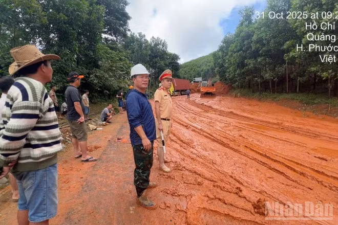 Cục Đường bộ Việt Nam và Cảnh sát giao thông nỗ lực khắc phục hậu quả mưa lũ lớn đe doạ an toàn giao thông trên các tuyến đường.