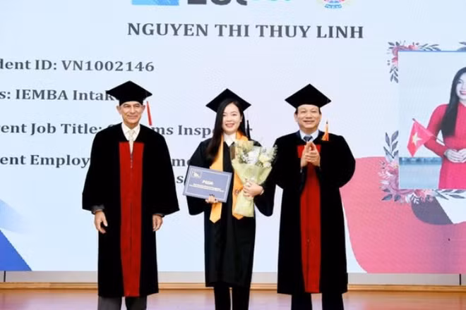 Tân thạc sĩ nhận bằng tốt nghiệp Chương trình thạc sĩ điều hành Quản trị kinh doanh quốc tế.