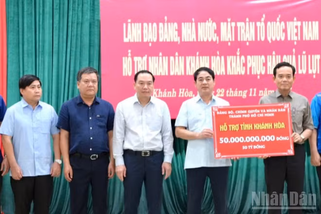 Thành phố Hồ Chí Minh hỗ trợ Khánh Hòa 50 tỷ đồng để khắc phục hậu quả mưa lũ.