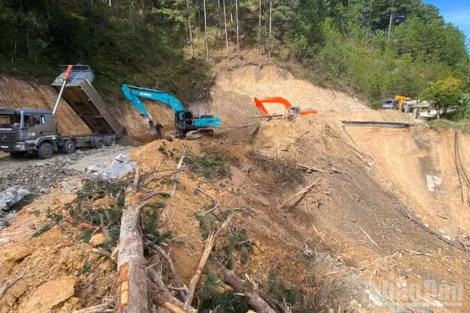 Tình trạng sạt lở nghiêm trọng do bão số 13 gây ra trên Quốc lộ 20, đi qua tỉnh Lâm Đồng.