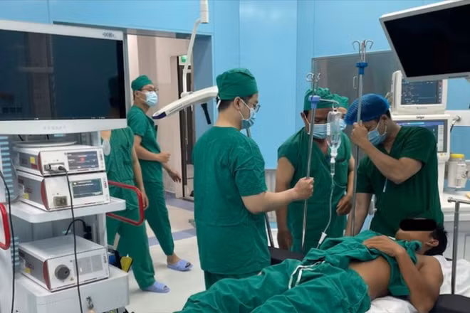 Các bác sĩ chuẩn bị phẫu thuật nội soi cho bệnh nhân.