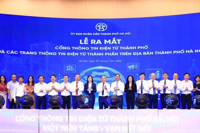 Các đại biểu thực hiện nghi thức ra mắt Cổng Thông tin điện tử thành phố và các trang thông tin điện tử thành phần.