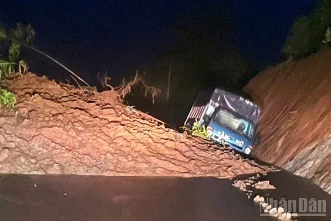 Mưa lớn khiến 1 số đoạn Quốc lộ 14E bị sụt trượt đúng lúc 1 chiếc xe tải đi qua đã khiến chiếc xe mắc kẹt, rất may lái xe vẫn an toàn.