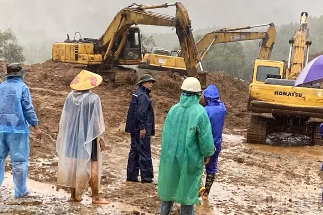Giám đốc Ban Quản lý dự án 4 trực tiếp chỉ đạo thi công công trình xẻ đồi để mở đường cho người dân lưu thông trong những ngày mưa bão cuối tháng 10 và đầu tháng 11.