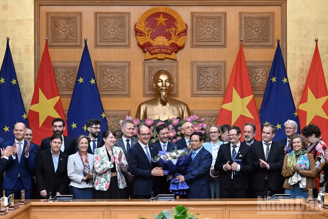 Thủ tướng Phạm Minh Chính với đại diện Phái đoàn Liên minh châu Âu tại Việt Nam và Đại sứ các nước thành viên EU tại Việt Nam.
