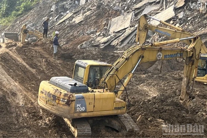 Công tác khắc phục hậu quả bão số 15 và mưa lũ tại miền trung và Tây Nguyên đang được tiếp tục khắc phục.