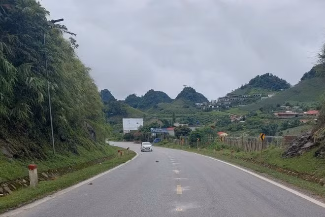 Thí điểm lắp đặt hệ thống đinh phản quang năng lượng mặt trời trên đoạn Km176+200-Km176+700, Quốc lộ 6, thuộc xã Vân Hồ, tỉnh Sơn La.