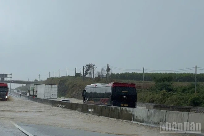 Ngày 4/12, do mưa lớn kéo dài, kèm theo xả lũ của thuỷ điện Đại Ninh, nước từ Sông Luỹ dâng cao, làm ngập tràn qua đường đoạn từ Km1658+100-Km1658+750, Quốc lộ 1 thuộc xã Lương Sơn, tỉnh Lâm Đồng, chiều sâu tràn Quốc lộ 1 khoảng 1m.