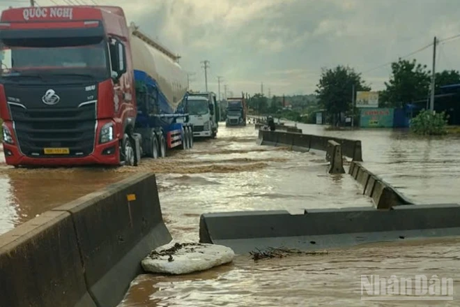 Do mưa lớn, nước ngập trở lại trên Quốc lộ 1 đoạn qua tỉnh Lâm Đồng (Bình Thuận cũ).