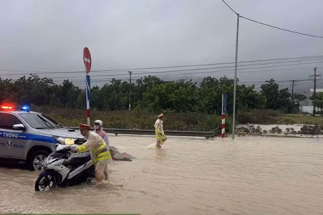 Lực lượng Cảnh sát giao tại Khánh Hòa (Ninh Thuận) hỗ trợ người tham gia giao thông trên tuyến Quốc lộ 1.