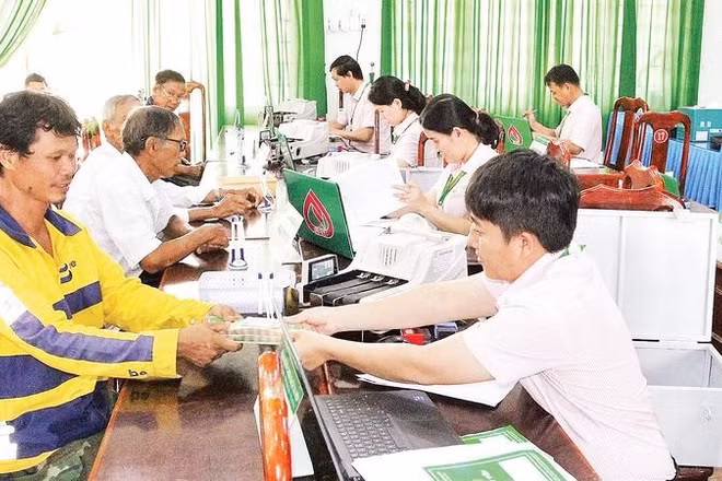 Phòng giao dịch Ngân hàng Chính sách xã hội Krông Bông xuống cơ sở giải ngân nguồn vốn ưu đãi cho người dân xã Cư Pui đưa vào sản xuất.