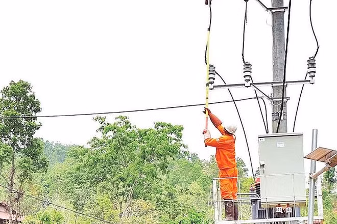 Người dân Tia Ma Mủ chứng kiến công nhân Công ty Điện lực Lai Châu làm thủ tục đóng và cấp điện cho bản.