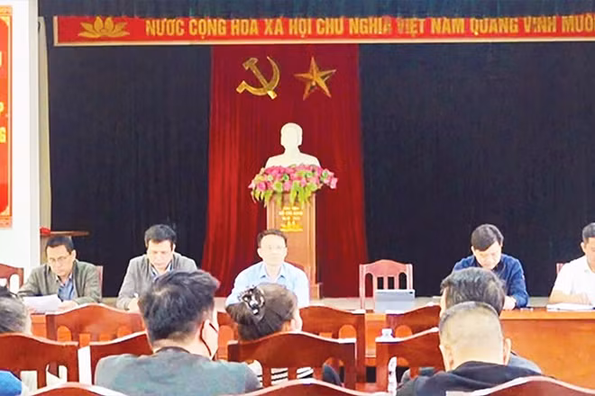 Lãnh đạo UBND xã Ô Diên trực tiếp đối thoại với các hộ có đất thu hồi phục vụ dự án.