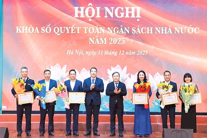 Lãnh đạo Ủy ban nhân dân thành phố Hà Nội trao bằng khen, tặng các tập thể ngành Tài chính thành phố đã hoàn thành xuất sắc nhiệm vụ năm 2025.