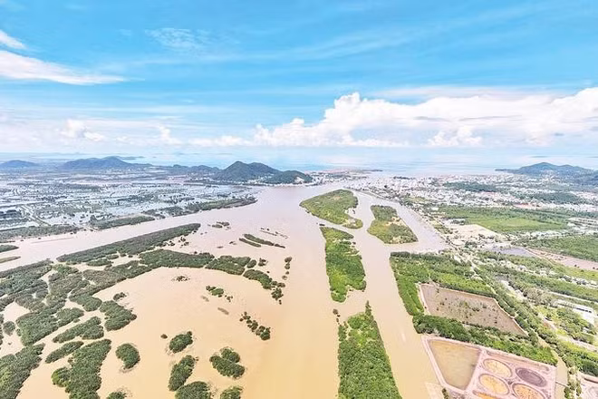 Đầm Đông Hồ nhìn từ trên cao xuống.