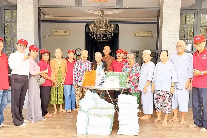 Nhà hảo tâm đến tặng quà cho các cụ già neo đơn tại Mái ấm nhà của ngoại.