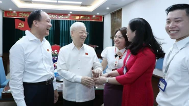 Tổng Bí thư Nguyễn Phú Trọng và các đại biểu tới dự Hội nghị đại biểu Quốc hội thành phố Hà Nội tiếp xúc cử tri trước Kỳ họp thứ 6, Quốc hội khóa XV, sáng 14/10/2023. (Ảnh: Thành Đạt)