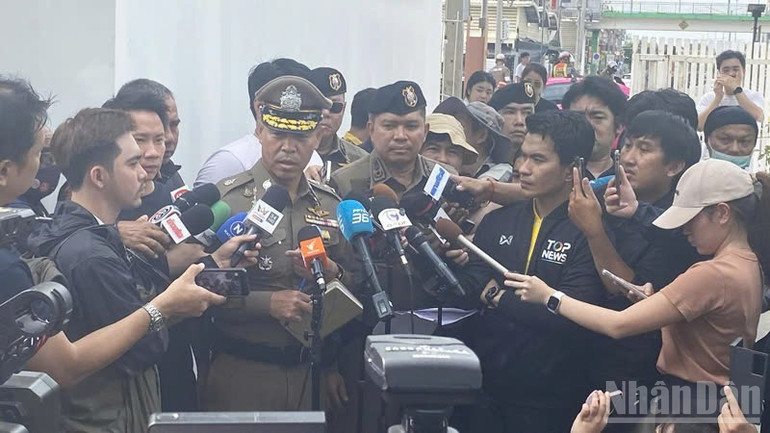 Trung tướng Siam Boonsom, Cục trưởng Cảnh sát điều tra thủ đô Bangkok cho biết, khẩu súng nghi phạm sử dụng là một khẩu CZ 9mm. (Ảnh: XUÂN SƠN) ndo_br_z6849903883739-4307a2ee2d0706cd0daba635b4295eac.jpg