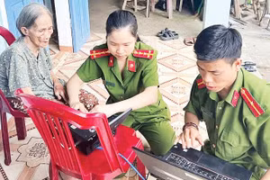 Công an xã Trà My, thành phố Đà Nẵng làm căn cước cho bà Nguyễn Thị Nga ở xã Trà My.
