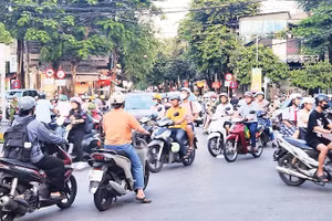 Nút giao ngã năm (cũ) nằm giữa lõi đô thị trung tâm tỉnh lỵ Quảng Ngãi thường xuyên bị ùn tắc giao thông cục bộ vào giờ cao điểm.