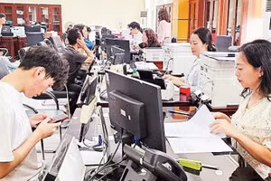 Tiếp nhận, làm thủ tục cho công dân ở Trung tâm Phục vụ hành chính công tỉnh Thanh Hóa (Ảnh ML)