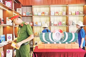 Phòng đọc sách được bố trí trong khuôn viên Khu di tích Kim Liên với hơn 800 cuốn sách thuộc nhiều lĩnh vực phong phú. (Ảnh ĐÌNH PHƯỢNG)