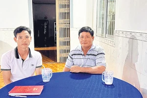 Em Trương Minh Cầm, xã Mỹ An Hưng, tỉnh Đồng Tháp và cha tại nhà.