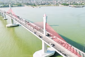 Cầu Cửa Hội kết nối hai bờ sông Lam - điểm nhấn giao thương kinh tế, xã hội vùng ven biển Nghệ An - Hà Tĩnh.
