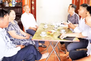Cán bộ phường Đông A tuyên truyền chủ trương, quy định của Đảng và Nhà nước về việc sắp xếp thôn, tổ dân phố đến các hộ dân.