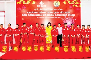 Công ty Cơ khí-Xây dựng-Thương mại Đại Dũng trao quà Tết tặng người lao động hoàn cảnh khó khăn.